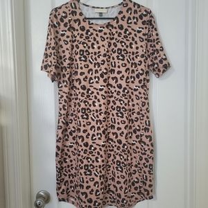 Alredine Tan leopard size M tee dress